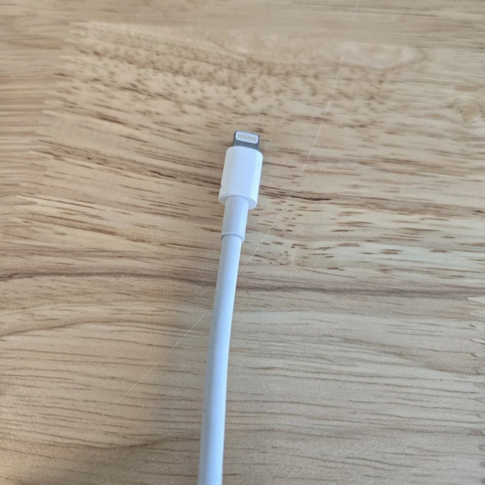 Apple 8-Pin‎ to VGA Adapter - White (A1439)